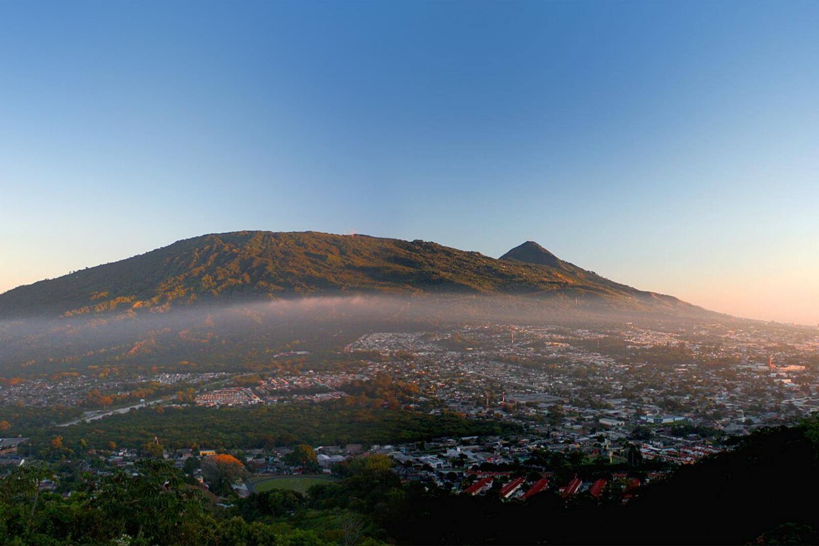 Amanecer sobre Santa Tecla y el volcán de San Salvador, con neblina sobre la ciudad