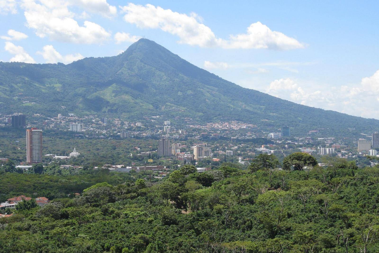 Edificios de la zona Escalón al pie del volcán de San Salvador